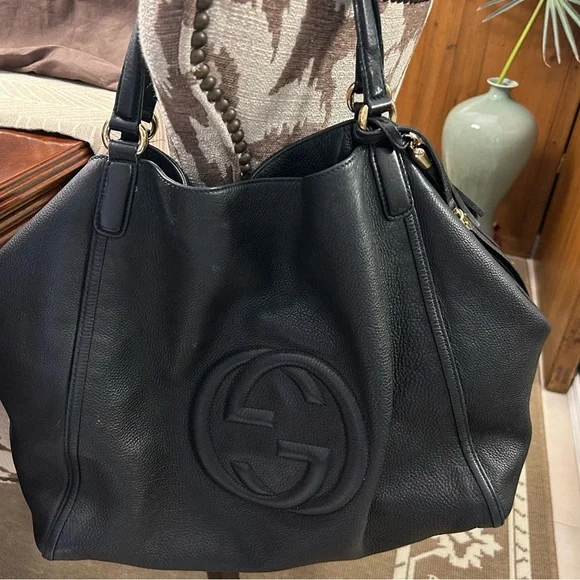 Gucci Black Leather Shoulder Bag with Gold Accents - Picture 2 of 4